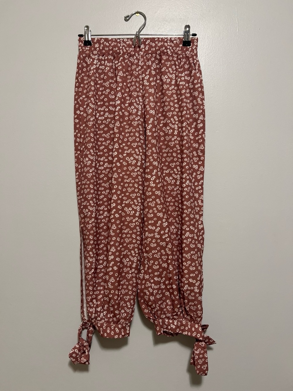 Brown & white floral print pants with ankle ties